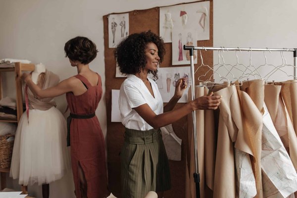 Quelles sont les dernières tendances en matière de mode et de beauté chez les femmes?